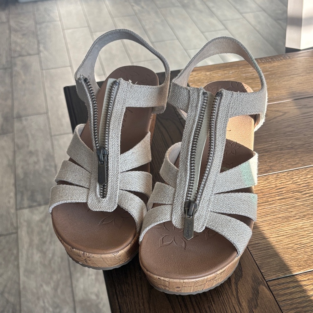 Women's Beige Skechers Wedge Sandals with Zipper Closure. EUC Size 10